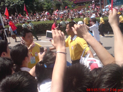 人生就是搏集团员工喜迎奥运圣火